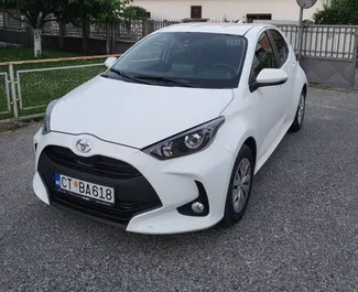 Vooraanzicht van een huurauto Toyota Yaris in Budva, Montenegro ✓ Auto #7466. ✓ Transmissie Automatisch TM ✓ 0 beoordelingen.
