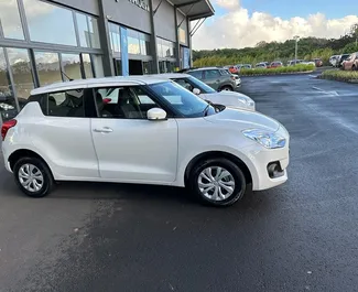 Vooraanzicht van een huurauto Suzuki Swift op Mauritius Luchthaven, Mauritius ✓ Auto #7377. ✓ Transmissie Automatisch TM ✓ 2 beoordelingen.