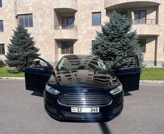 Vooraanzicht van een huurauto Ford Fusion Sedan in Jerevan, Armenië ✓ Auto #7392. ✓ Transmissie Automatisch TM ✓ 1 beoordelingen.