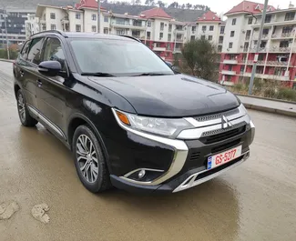 Vooraanzicht van een huurauto Mitsubishi Outlander in Tbilisi, Georgië ✓ Auto #7507. ✓ Transmissie Automatisch TM ✓ 0 beoordelingen.