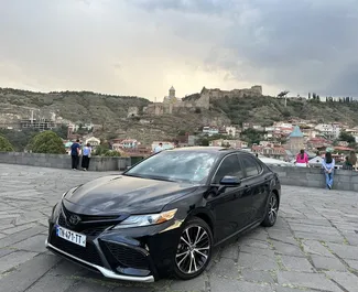 Vooraanzicht van een huurauto Toyota Camry in Tbilisi, Georgië ✓ Auto #7389. ✓ Transmissie Automatisch TM ✓ 1 beoordelingen.