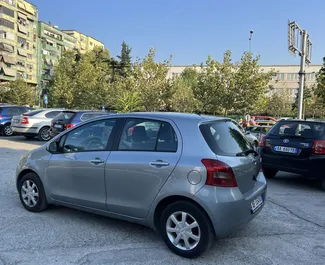 Vooraanzicht van een huurauto Toyota Yaris in Tirana, Albanië ✓ Auto #7334. ✓ Transmissie Automatisch TM ✓ 0 beoordelingen.