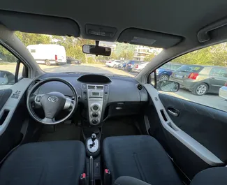 Interieur van Toyota Yaris te huur in Albanië. Een geweldige auto met 5 zitplaatsen en een Automatisch transmissie.