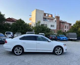 Vooraanzicht van een huurauto Volkswagen Passat in Tirana, Albanië ✓ Auto #7336. ✓ Transmissie Automatisch TM ✓ 0 beoordelingen.