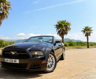 Vooraanzicht van een huurauto Ford Mustang Cabrio in Batumi, Georgië ✓ Auto #7577. ✓ Transmissie Automatisch TM ✓ 0 beoordelingen.