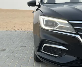 MG 5 2022 beschikbaar voor verhuur in Dubai, met een kilometerlimiet van 250 km/dag.