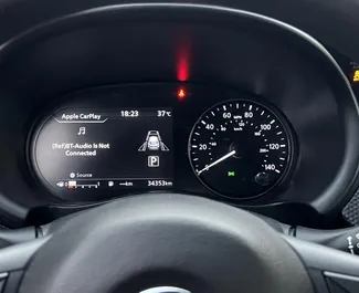 Interieur van Nissan Kicks te huur in de VAE. Een geweldige auto met 5 zitplaatsen en een Automatisch transmissie.