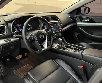 Interieur van Nissan Maxima te huur in de VAE. Een geweldige auto met 5 zitplaatsen en een Automatisch transmissie.