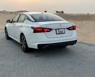 Nissan Altima 2021 beschikbaar voor verhuur in Dubai, met een kilometerlimiet van 250 km/dag.