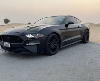 Vooraanzicht van een huurauto Ford Mustang GT in Dubai, Verenigde Arabische Emiraten ✓ Auto #7485. ✓ Transmissie Automatisch TM ✓ 0 beoordelingen.