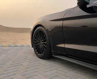 Ford Mustang GT 2021 beschikbaar voor verhuur in Dubai, met een kilometerlimiet van 250 km/dag.