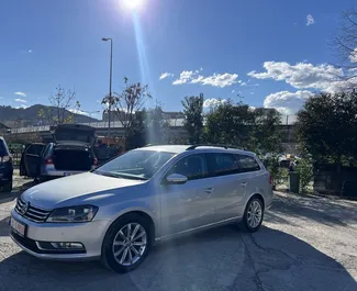 Vooraanzicht van een huurauto Volkswagen Passat Variant in Tirana, Albanië ✓ Auto #4477. ✓ Transmissie Automatisch TM ✓ 1 beoordelingen.
