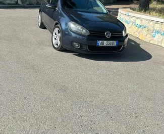 Vooraanzicht van een huurauto Volkswagen Golf 6 in Durrës, Albanië ✓ Auto #7406. ✓ Transmissie Automatisch TM ✓ 0 beoordelingen.