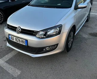 Vooraanzicht van een huurauto Volkswagen Polo in Durrës, Albanië ✓ Auto #7407. ✓ Transmissie Automatisch TM ✓ 2 beoordelingen.