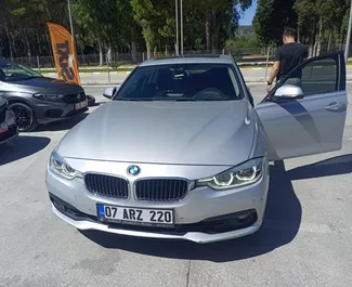 Vooraanzicht van een huurauto BMW 320i op de luchthaven van Antalya, Turkije ✓ Auto #3762. ✓ Transmissie Automatisch TM ✓ 0 beoordelingen.