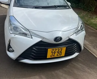 Vooraanzicht van een huurauto Toyota Vitz in Mauritius, Mauritius ✓ Auto #7454. ✓ Transmissie Automatisch TM ✓ 0 beoordelingen.