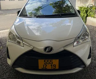 Vooraanzicht van een huurauto Toyota Vitz in Mauritius, Mauritius ✓ Auto #7455. ✓ Transmissie Automatisch TM ✓ 0 beoordelingen.