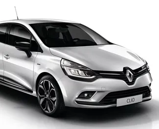 Vooraanzicht van een huurauto Renault Clio 4 op de luchthaven van Agadir, Marokko ✓ Auto #7557. ✓ Transmissie Handmatig TM ✓ 0 beoordelingen.