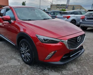 Vooraanzicht van een huurauto Mazda CX-3 op luchthaven Burgas, Bulgarije ✓ Auto #7445. ✓ Transmissie Automatisch TM ✓ 0 beoordelingen.