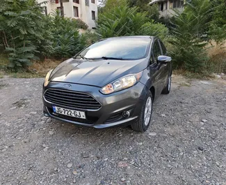 Vooraanzicht van een huurauto Ford Fiesta in Tbilisi, Georgië ✓ Auto #7401. ✓ Transmissie Automatisch TM ✓ 0 beoordelingen.