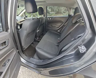 Interieur van Ford Fiesta te huur in Georgië. Een geweldige auto met 5 zitplaatsen en een Automatisch transmissie.