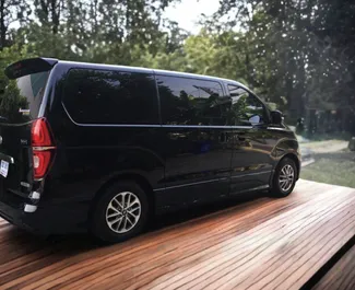 Vooraanzicht van een huurauto Hyundai H1 in Bangkok, Thailand ✓ Auto #7419. ✓ Transmissie Automatisch TM ✓ 1 beoordelingen.