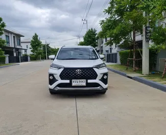 Vooraanzicht van een huurauto Toyota Veloz op luchthaven Bangkok Don Muang, Thailand ✓ Auto #6602. ✓ Transmissie Automatisch TM ✓ 0 beoordelingen.