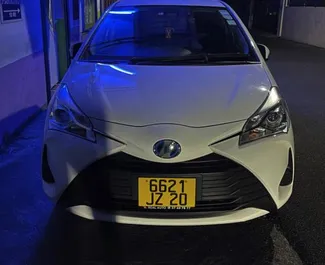 Vooraanzicht van een huurauto Toyota Vitz in Mauritius, Mauritius ✓ Auto #7816. ✓ Transmissie Automatisch TM ✓ 0 beoordelingen.