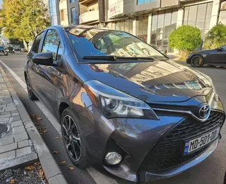 Vooraanzicht van een huurauto Toyota Yaris in Koetaisi, Georgië ✓ Auto #7813. ✓ Transmissie Automatisch TM ✓ 4 beoordelingen.