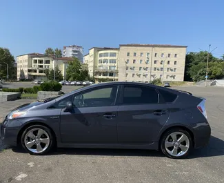 Hybride motor van 1,8L van Toyota Prius 2012 te huur in Koetaisi.