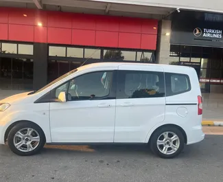 Vooraanzicht van een huurauto Ford Courier op Bodrum Luchthaven, Turkije ✓ Auto #7884. ✓ Transmissie Handmatig TM ✓ 0 beoordelingen.