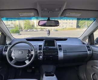 Interieur van Toyota Prius te huur in Georgië. Een geweldige auto met 5 zitplaatsen en een Automatisch transmissie.