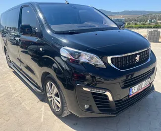 Vooraanzicht van een huurauto Peugeot Expert Traveller op Bodrum Luchthaven, Turkije ✓ Auto #7883. ✓ Transmissie Automatisch TM ✓ 0 beoordelingen.