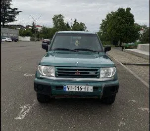 Vooraanzicht van een huurauto Mitsubishi Pajero Io in Koetaisi, Georgië ✓ Auto #7748. ✓ Transmissie Automatisch TM ✓ 1 beoordelingen.