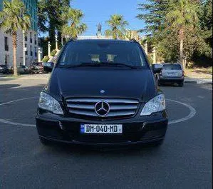 Vooraanzicht van een huurauto Mercedes-Benz Viano in Koetaisi, Georgië ✓ Auto #7747. ✓ Transmissie Automatisch TM ✓ 0 beoordelingen.