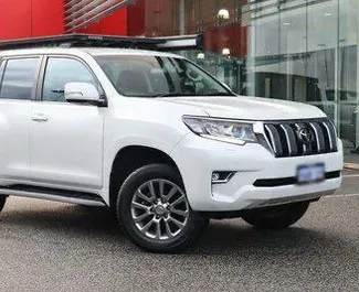 Vooraanzicht van een huurauto Toyota Land Cruiser Prado in Tbilisi, Georgië ✓ Auto #7322. ✓ Transmissie Automatisch TM ✓ 0 beoordelingen.