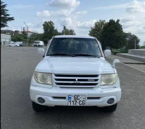 Vooraanzicht van een huurauto Mitsubishi Pajero Io in Koetaisi, Georgië ✓ Auto #7774. ✓ Transmissie Automatisch TM ✓ 0 beoordelingen.