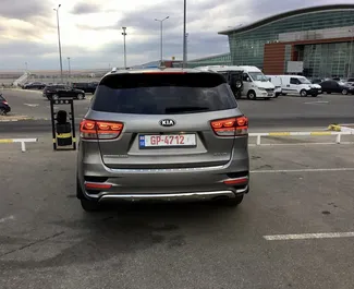 Interieur van Kia Sorento te huur in Georgië. Een geweldige auto met 7 zitplaatsen en een Automatisch transmissie.