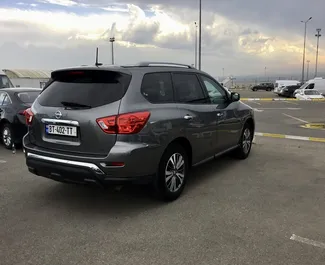 Nissan Pathfinder 2020 beschikbaar voor verhuur in Tbilisi, met een kilometerlimiet van onbeperkt.