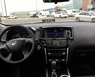 Interieur van Nissan Pathfinder te huur in Georgië. Een geweldige auto met 7 zitplaatsen en een Automatisch transmissie.