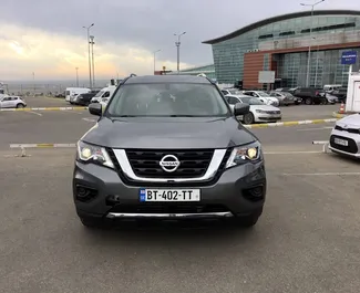 Vooraanzicht van een huurauto Nissan Pathfinder in Tbilisi, Georgië ✓ Auto #7667. ✓ Transmissie Automatisch TM ✓ 0 beoordelingen.