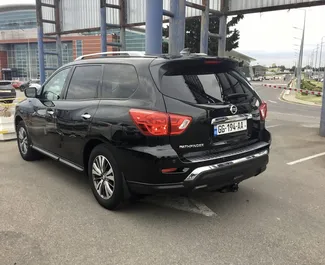 Nissan Pathfinder 2020 beschikbaar voor verhuur in Tbilisi, met een kilometerlimiet van onbeperkt.