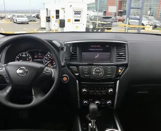 Interieur van Nissan Pathfinder te huur in Georgië. Een geweldige auto met 7 zitplaatsen en een Automatisch transmissie.