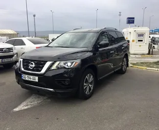 Vooraanzicht van een huurauto Nissan Pathfinder in Tbilisi, Georgië ✓ Auto #7666. ✓ Transmissie Automatisch TM ✓ 0 beoordelingen.