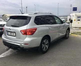 Nissan Pathfinder 2020 beschikbaar voor verhuur in Tbilisi, met een kilometerlimiet van onbeperkt.