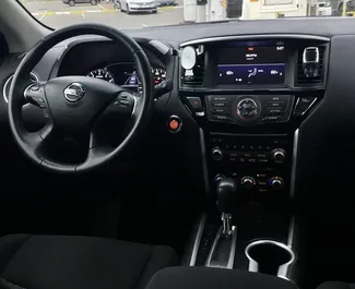 Interieur van Nissan Pathfinder te huur in Georgië. Een geweldige auto met 7 zitplaatsen en een Automatisch transmissie.