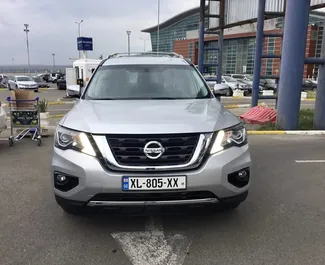 Vooraanzicht van een huurauto Nissan Pathfinder in Tbilisi, Georgië ✓ Auto #7665. ✓ Transmissie Automatisch TM ✓ 0 beoordelingen.