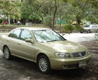 Vooraanzicht van een huurauto Nissan Sunny Luchthaven Colombo, Sri Lanka ✓ Auto #7641. ✓ Transmissie Automatisch TM ✓ 0 beoordelingen.