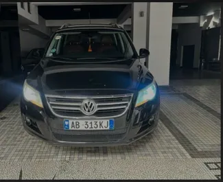 Vooraanzicht van een huurauto Volkswagen Tiguan in Tirana, Albanië ✓ Auto #7691. ✓ Transmissie Automatisch TM ✓ 0 beoordelingen.