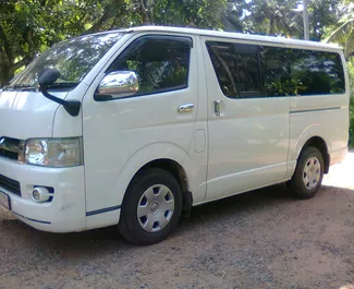 Vooraanzicht van een huurauto Toyota Hiace Luchthaven Colombo, Sri Lanka ✓ Auto #7634. ✓ Transmissie Automatisch TM ✓ 0 beoordelingen.